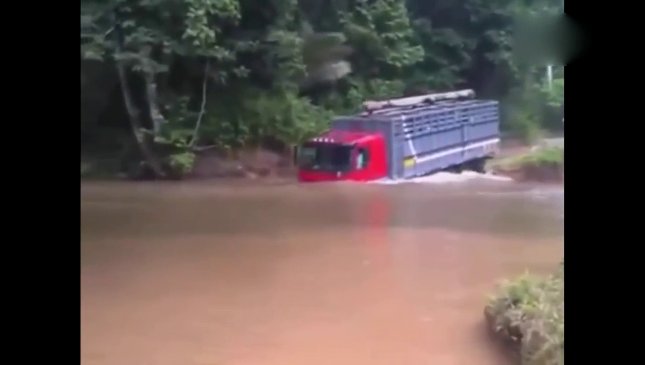 令人惊奇的卡车驾驶技术，卡车要变潜水艇了吗？