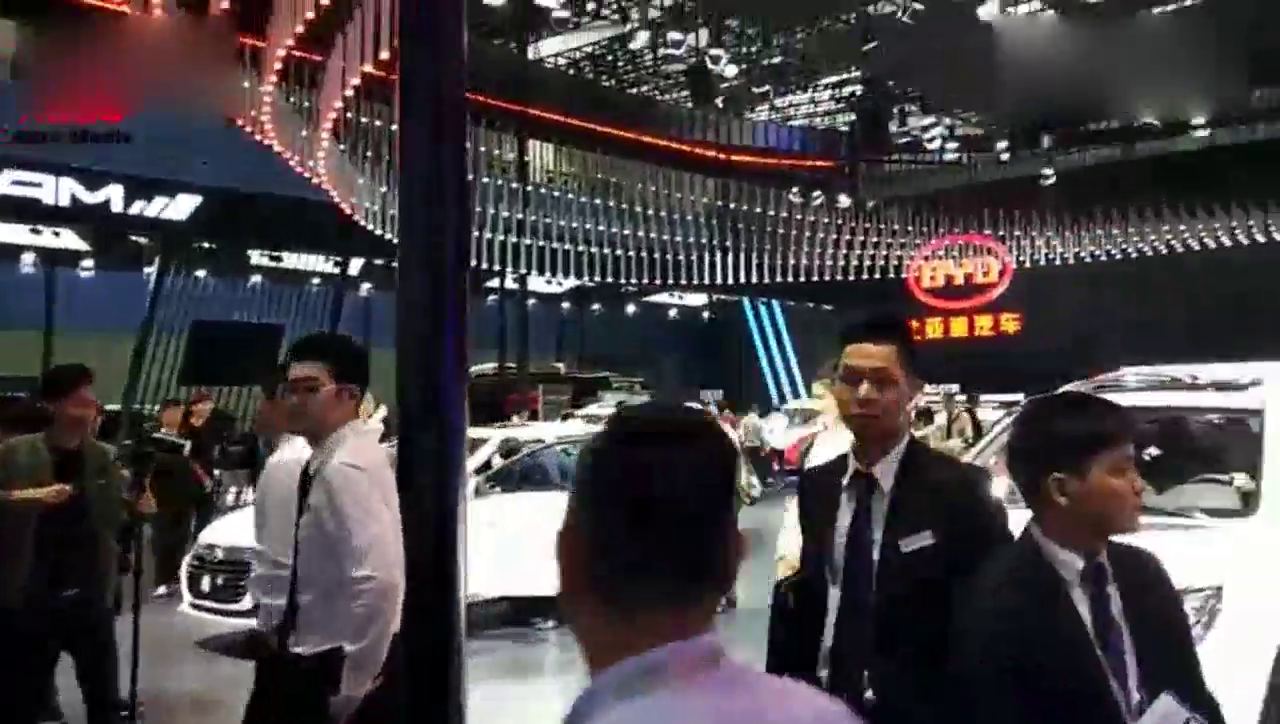 广州车展：比亚迪展台人气旺，和车模有关系？