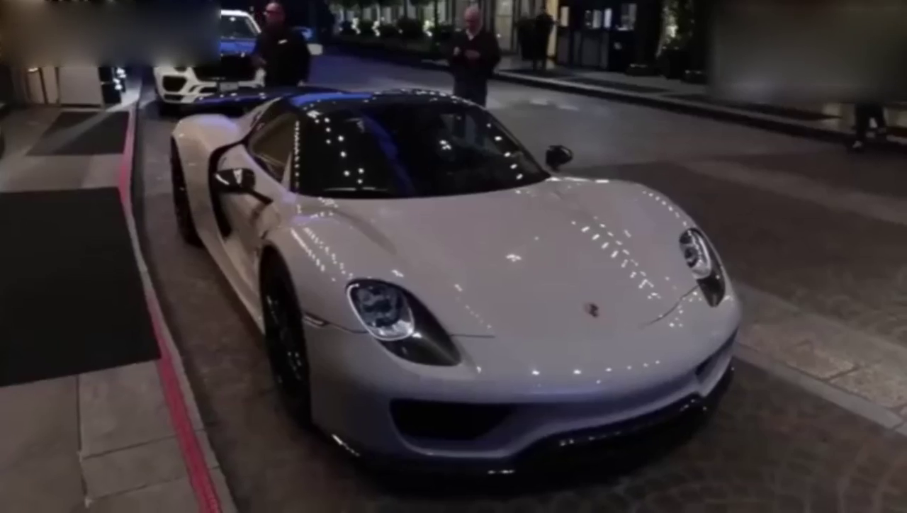 幸福的歪果仁，看看人家夜走一趟遇见的各种跑车！