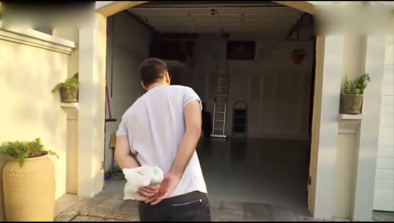 开四千万超级跑车去送外卖，下车的那一刻顾客彻底傻眼了