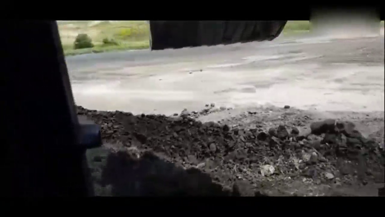 80吨的大型挖掘机，两斗就满一卡车