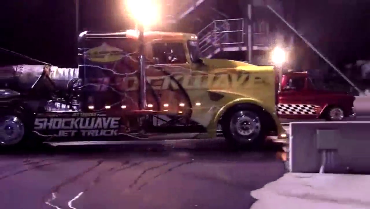 6万HP的卡车玩直线加速赛，你绝对想象不出有多生猛！