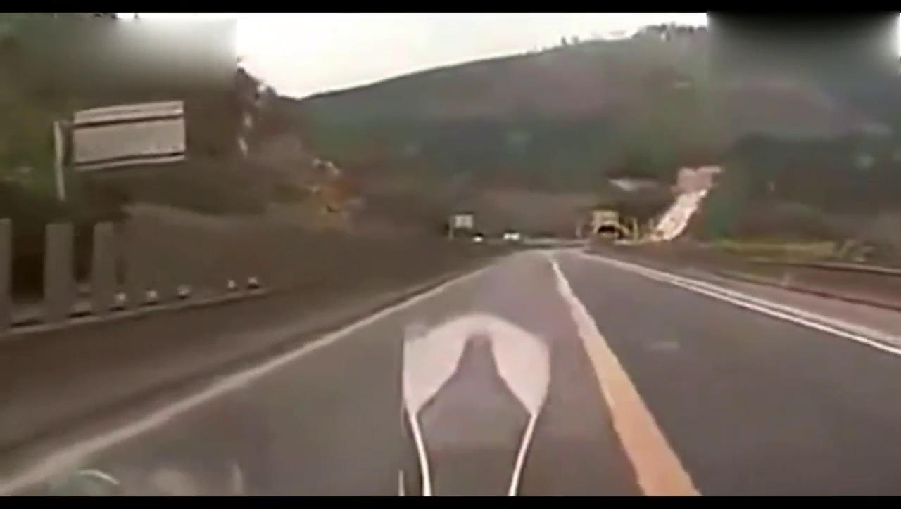 38吨的卡车失控直接冲上了高速平台