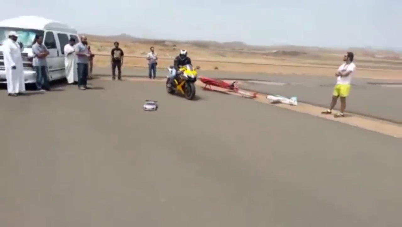 价值30万的摩托车起步输给了玩具跑车 太不给面子了