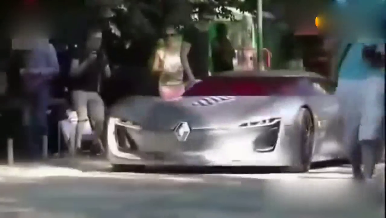 价值8000万的超级跑车，连门都看不到，你想不到他是怎么上的车