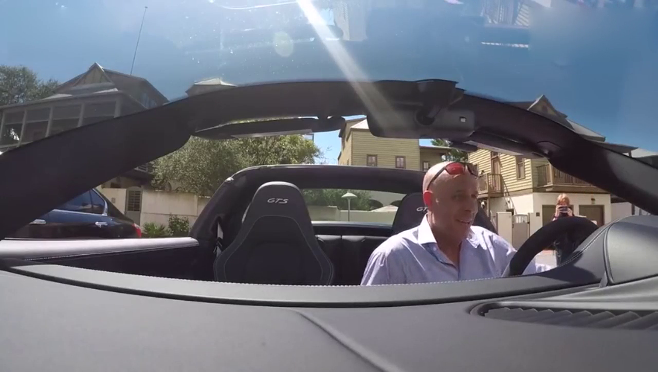 爸爸带儿子坐新买的保时捷跑车，儿子的反应亮了