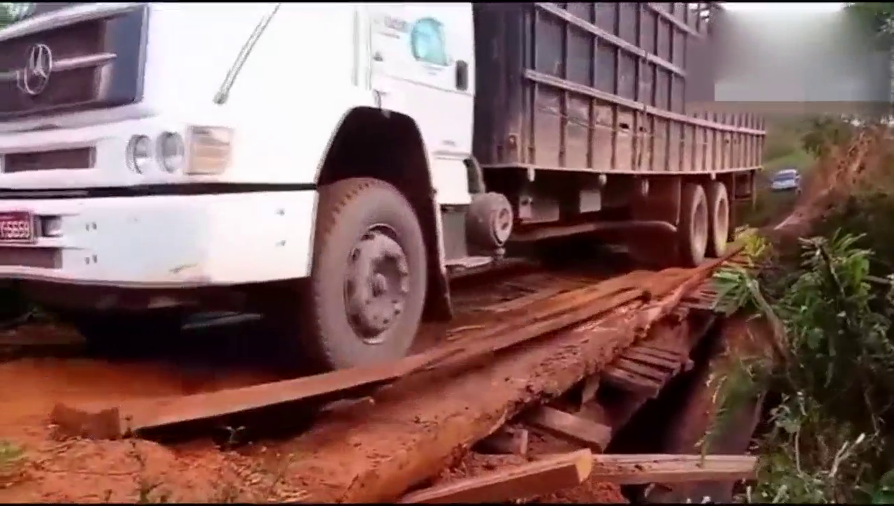 看着这大卡车过独木桥，一看就是老司机