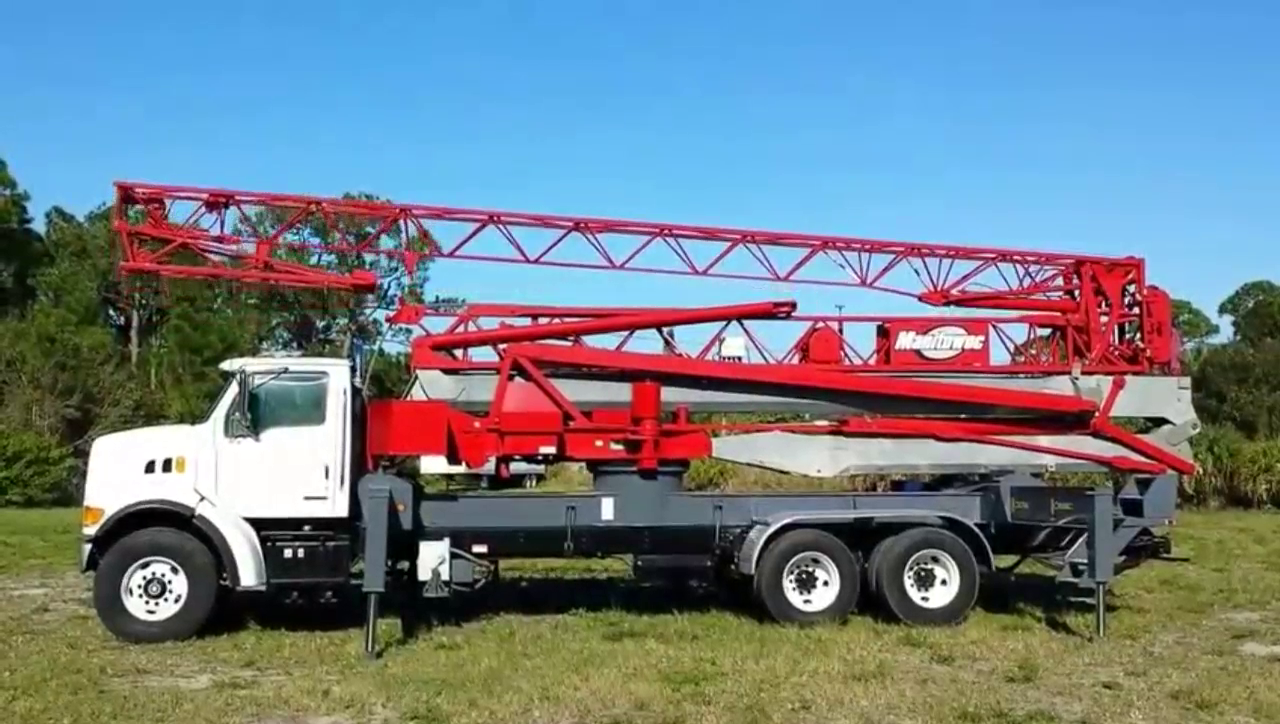 卡车上安装塔式起重机，展开过程，小编感觉有点危险呢