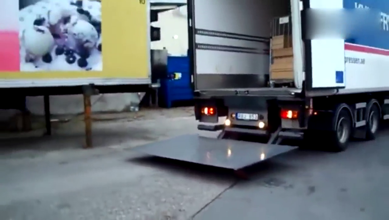 卡车司机开挂车倒车过程,太牛了