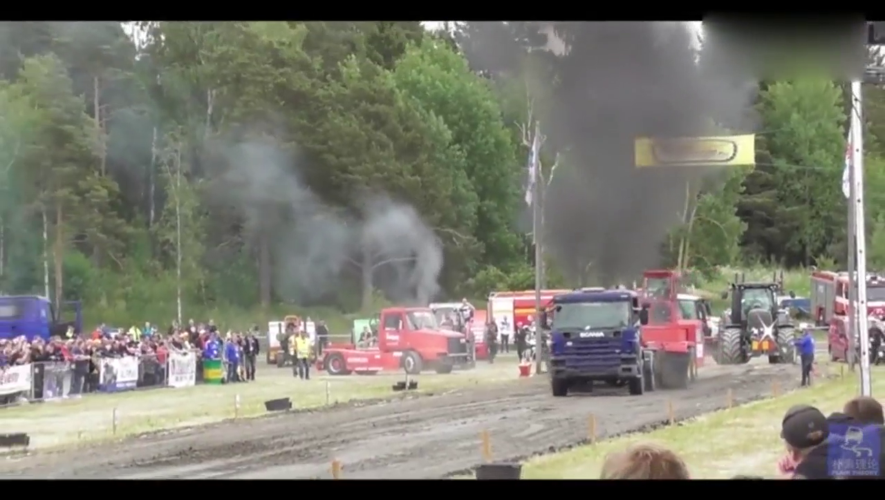 卡车全力输出能把车头抬起，发动机喷出浓烈黑烟