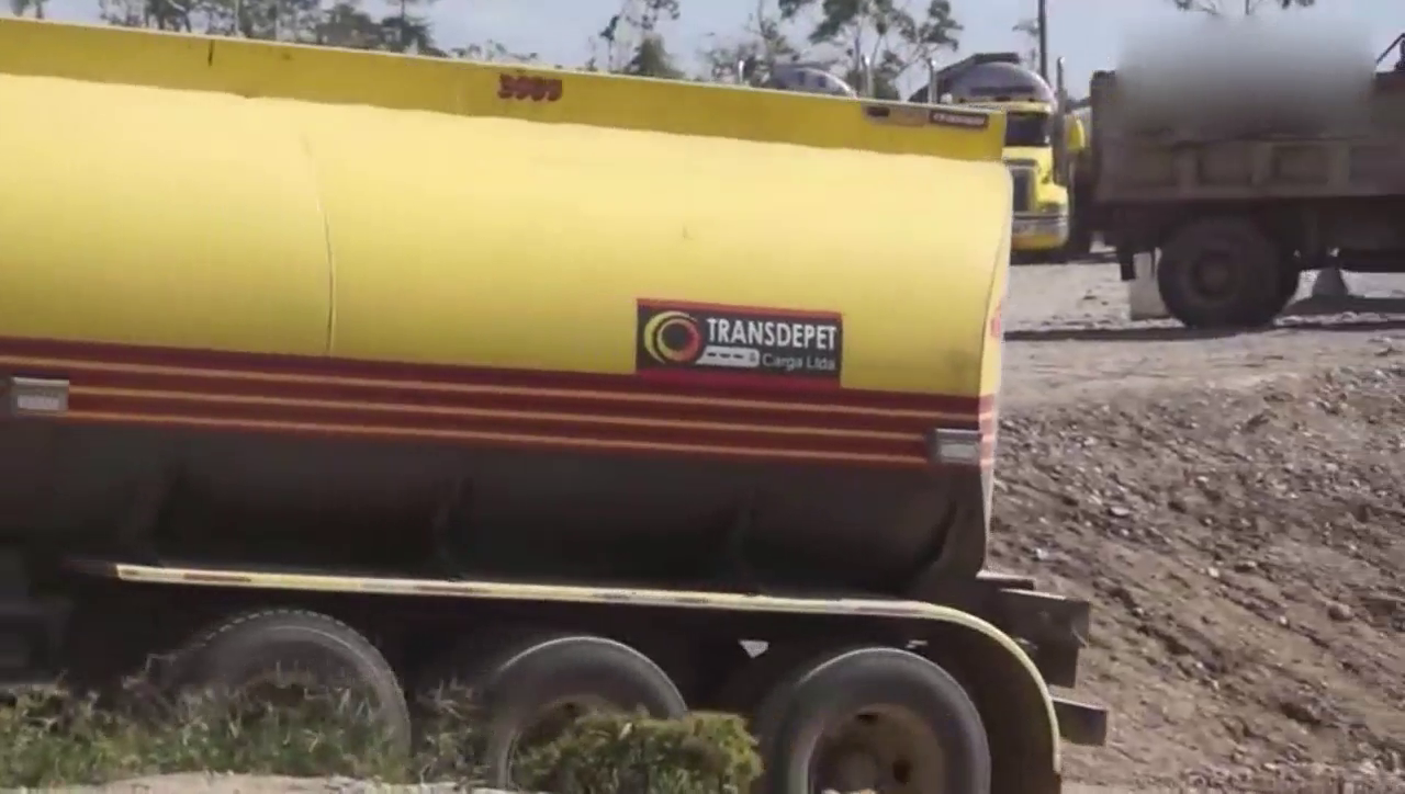 半挂车上渡船，考验卡车司机倒车技术的时候到了