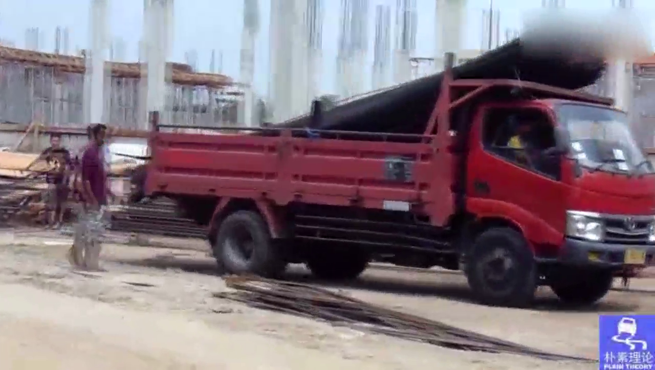 卡车司机卸钢筋，猛倒车再急刹前轮离地拖着走
