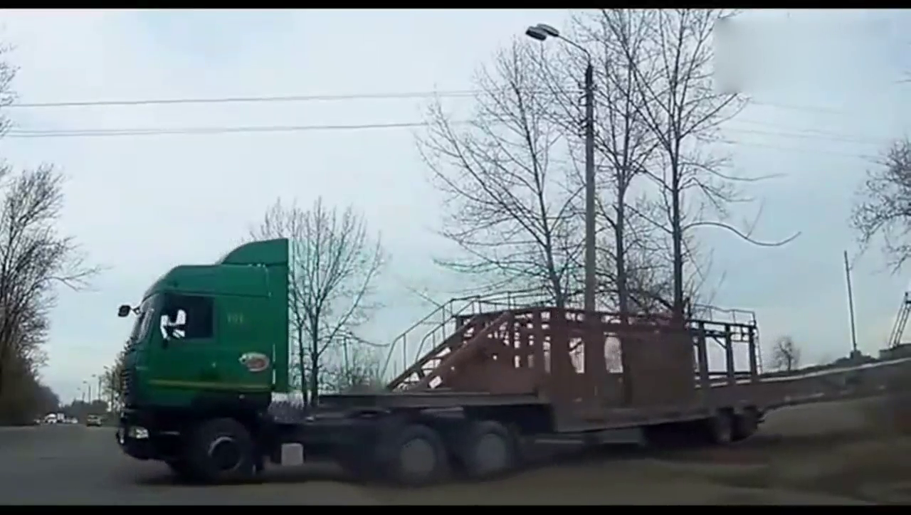 卡车蹭到路边电线杆，刚好车走杆倒