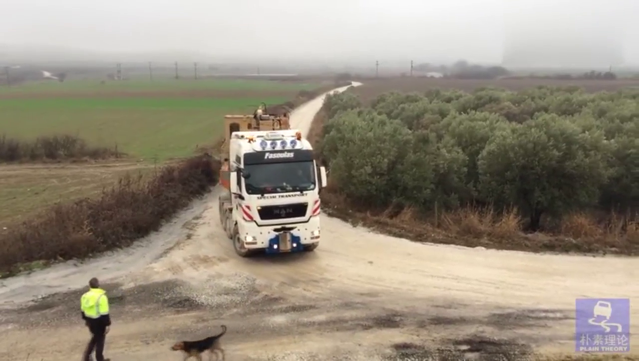 卡车运输重型掘沟机转场，使用专门定制的液压半挂车
