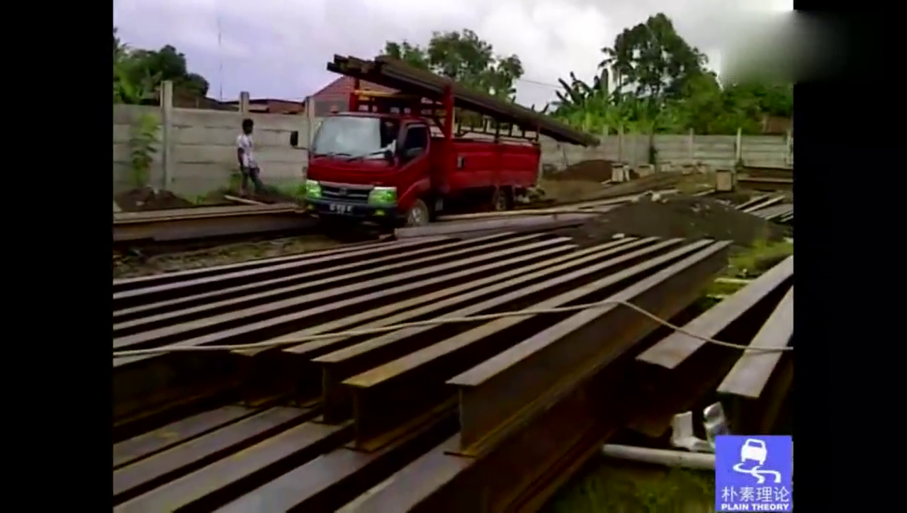 卡车用惯性卸货，成捆工字钢几乎是砸下来的，还剩几根没办法