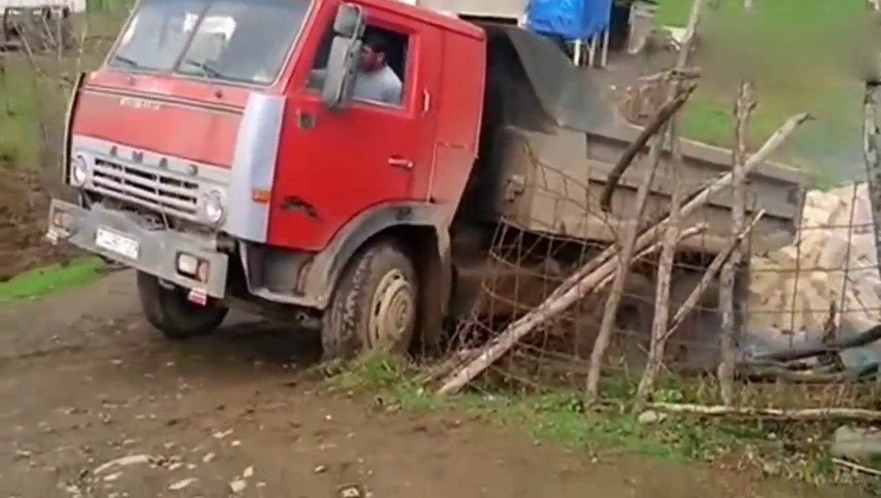 卡车疯狂加油门