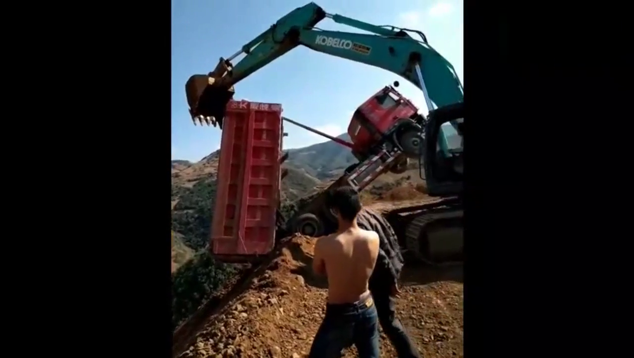 卡车今天逃过一劫，幸亏挖掘机出手相救