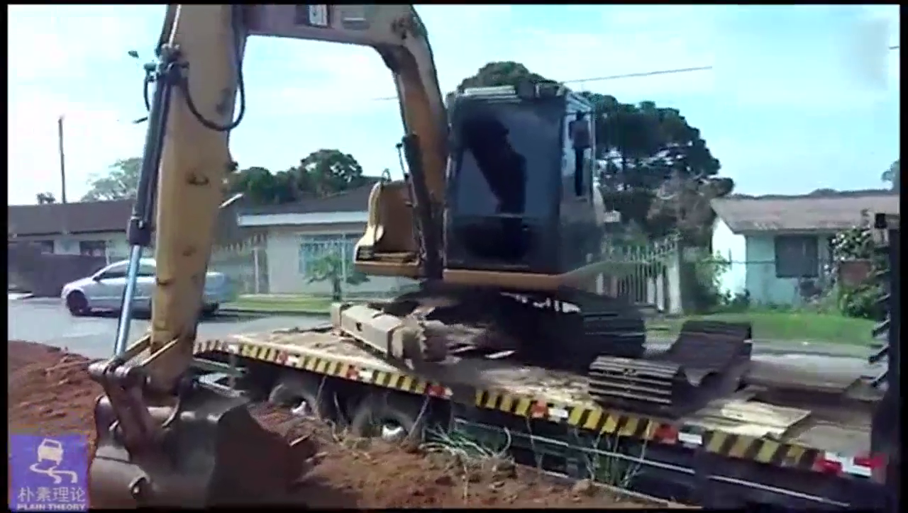 卡车运来一辆只剩一边履带的挖掘机，看司机怎么把它开下来