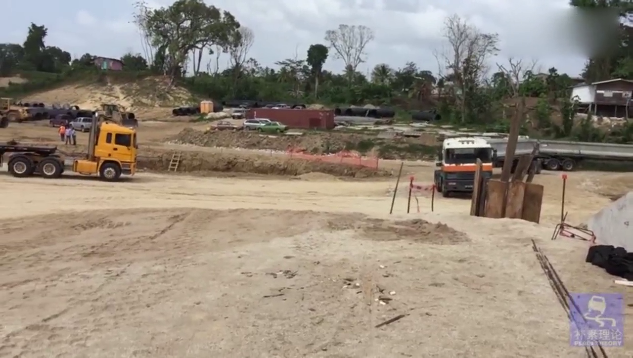 卡车上坡失败，车轮打滑导致整辆车发抖