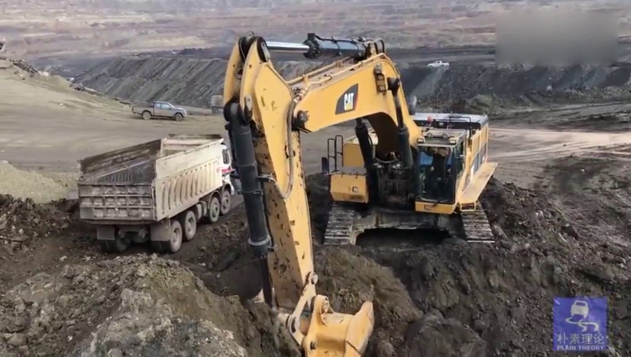 卡特挖掘机一分多钟装满自卸卡车, 大型机效率真高