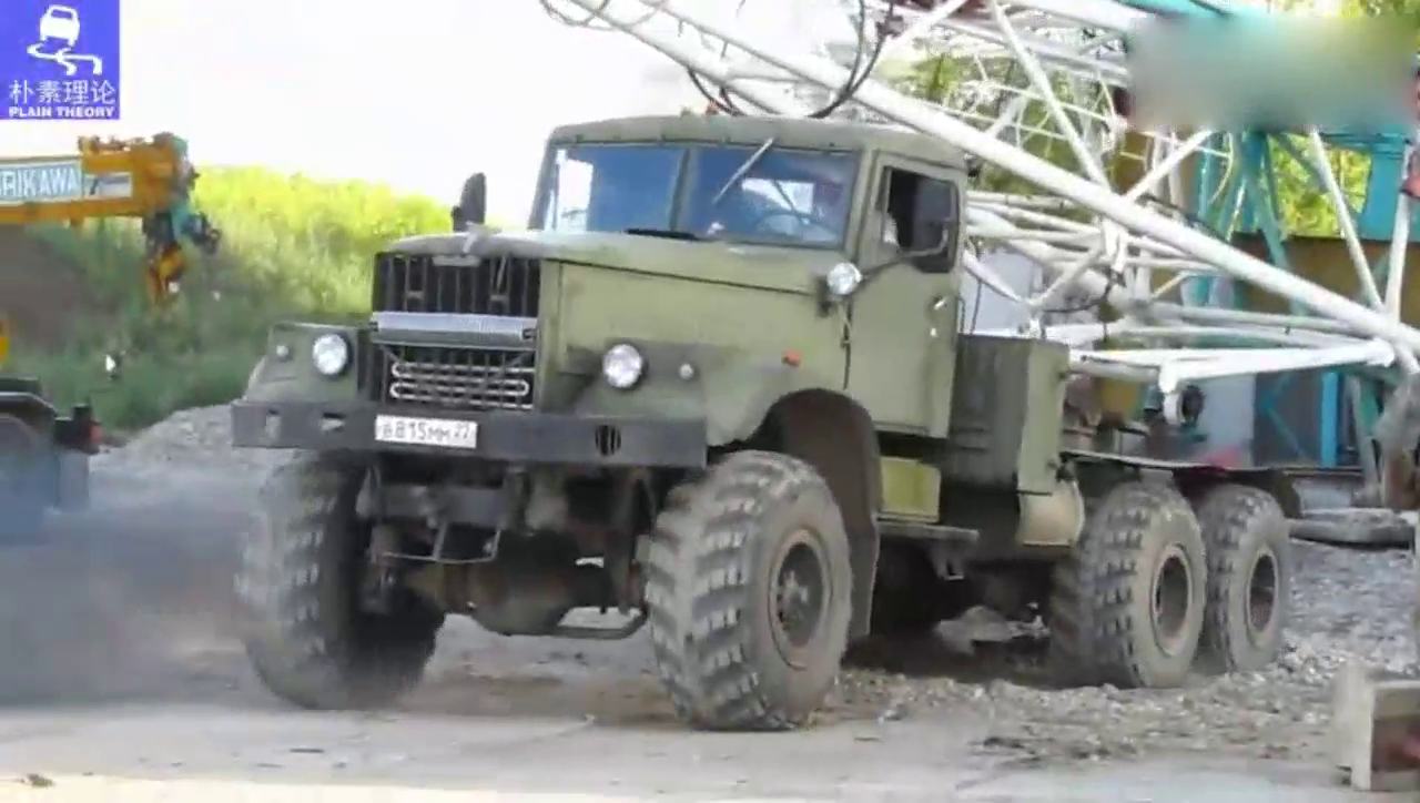 卡车司机猛踹油门弹离合，生拉硬拽运塔吊