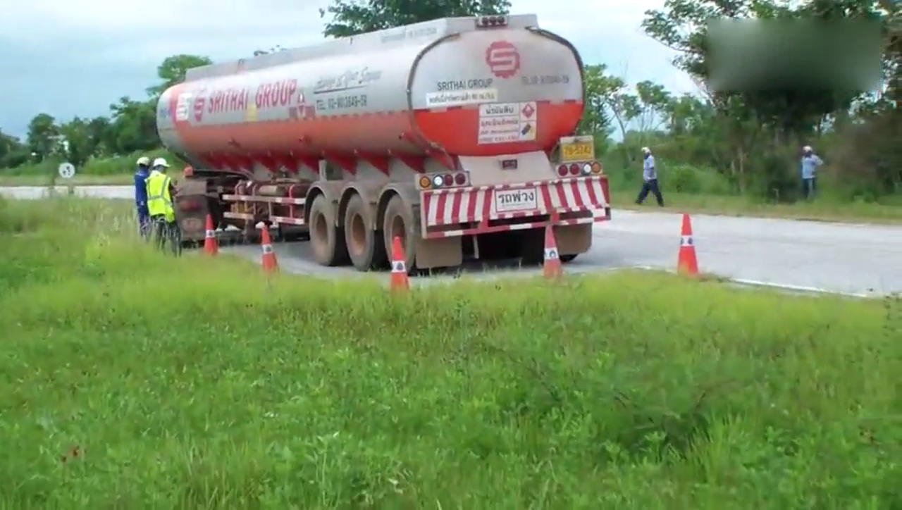 卡车司机用半挂车练侧方停车，以鞍座为中心扭来扭去