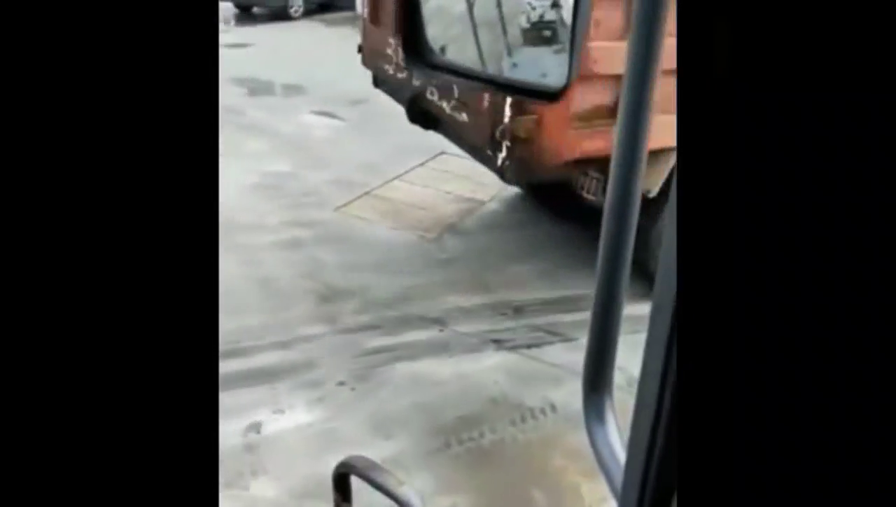 卡车司机倒车技术，轮胎是亮点！