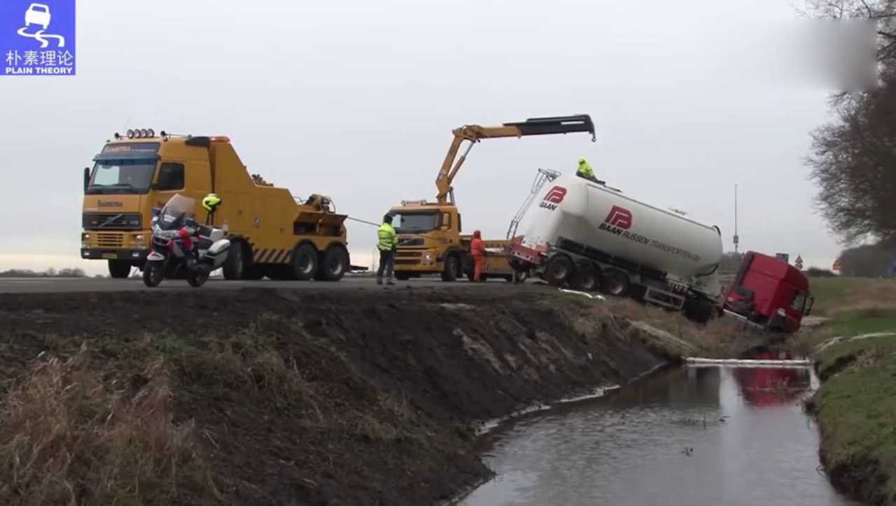 半挂车冲入深沟，两台沃尔沃救援卡车轻松拖出