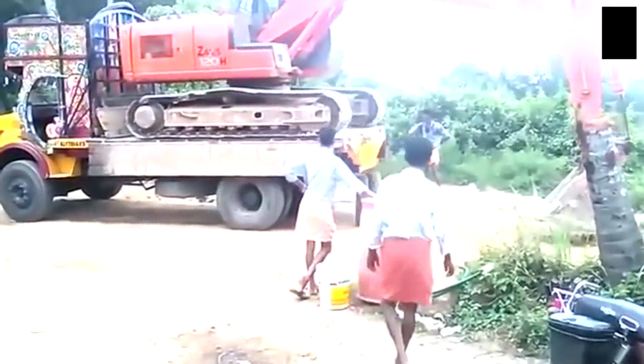 卡车卸货见过，卸挖掘机就没那么容易了，厉害啊