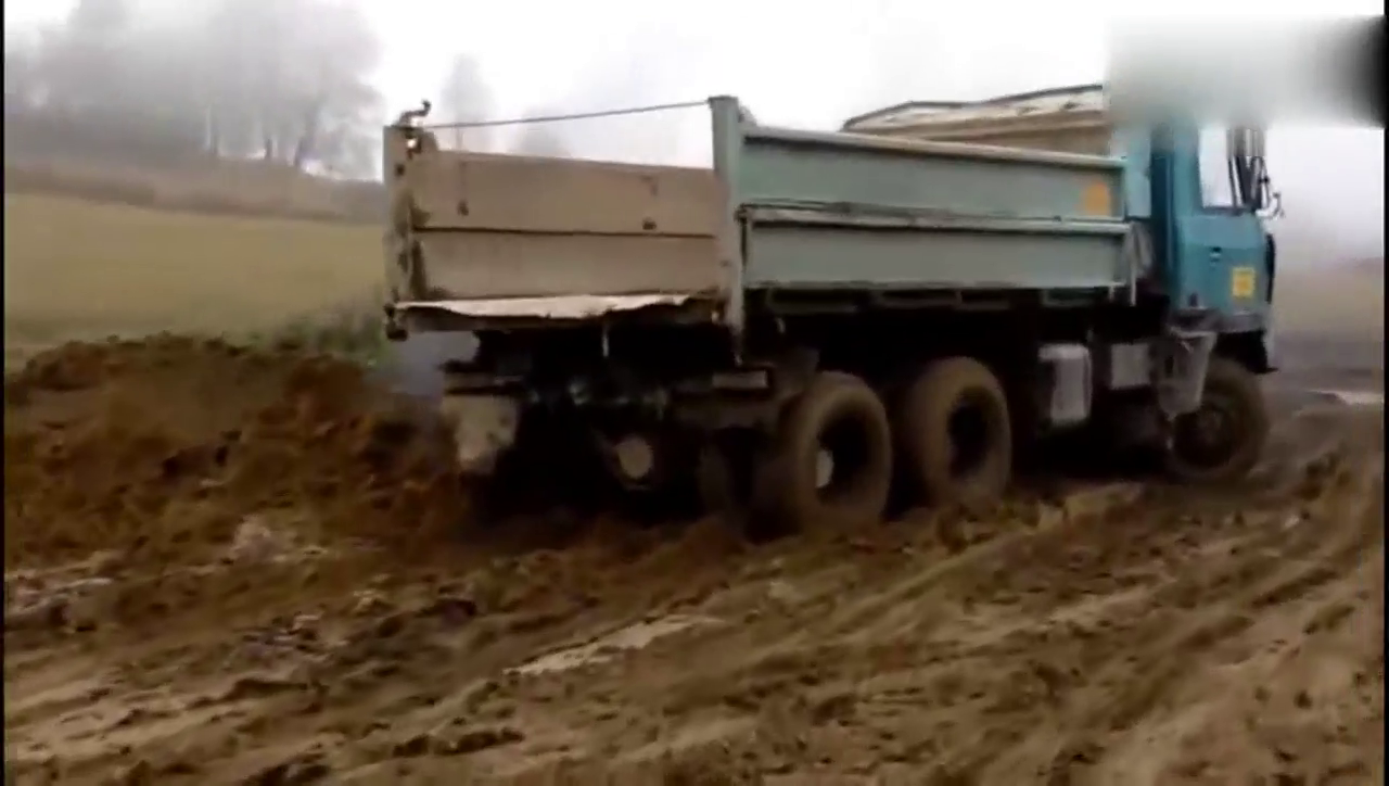 卡车陷泥坑，看司机怎么发大招出来
