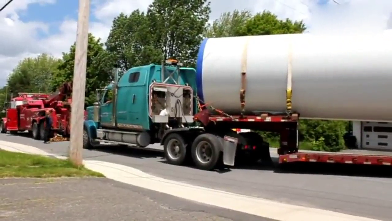 半卡住和解决方案——风力发电机塔拖运卡车