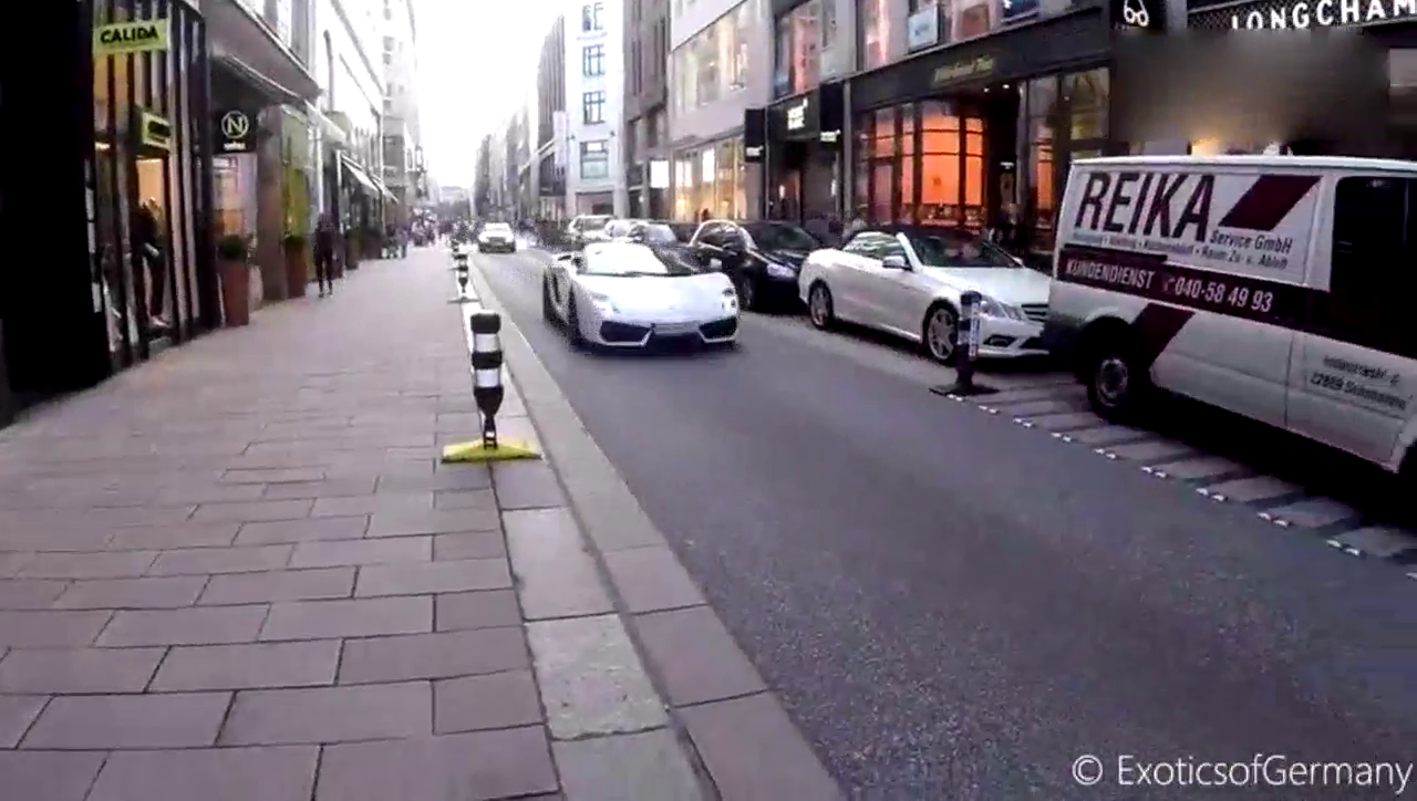 土豪开跑车遇到一群女人，有钱就是好！