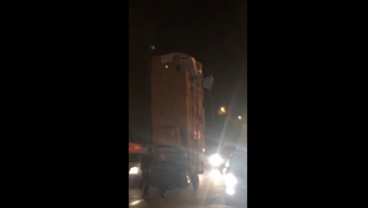 超载的最高境界，小三轮装的比卡车还多