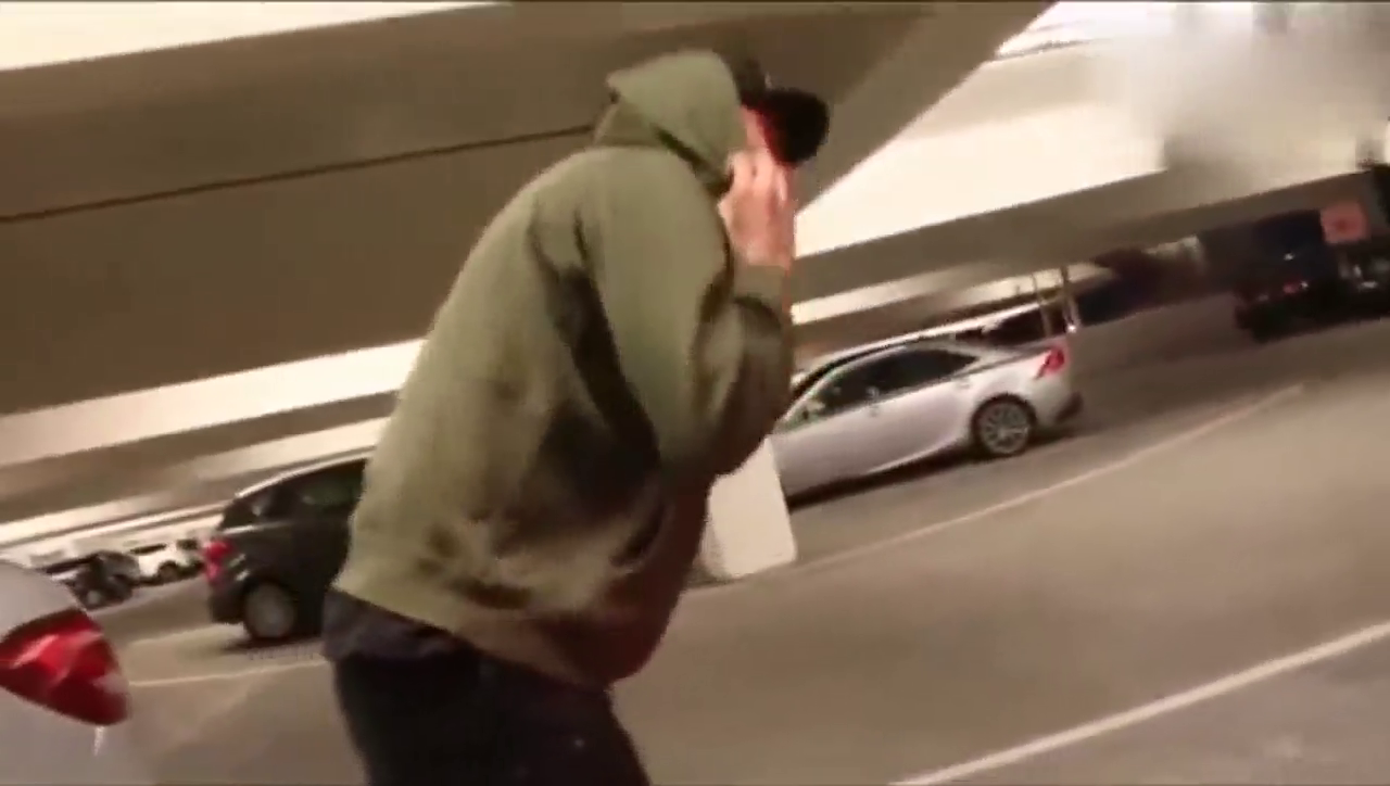 土豪开宝马参观全球最快跑车，女孩拉开遮车布后，才知道啥叫霸气