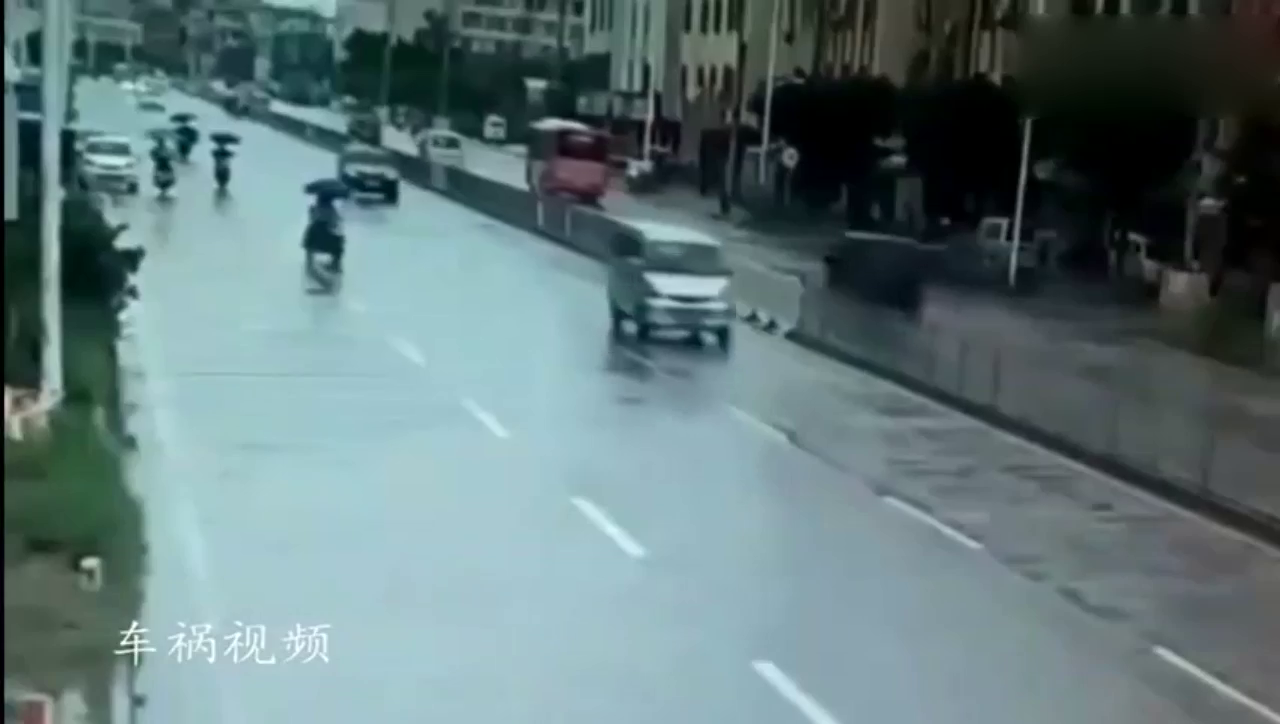 电动车以为轿车会刹住，当看到两个孩子后，心都碎了
