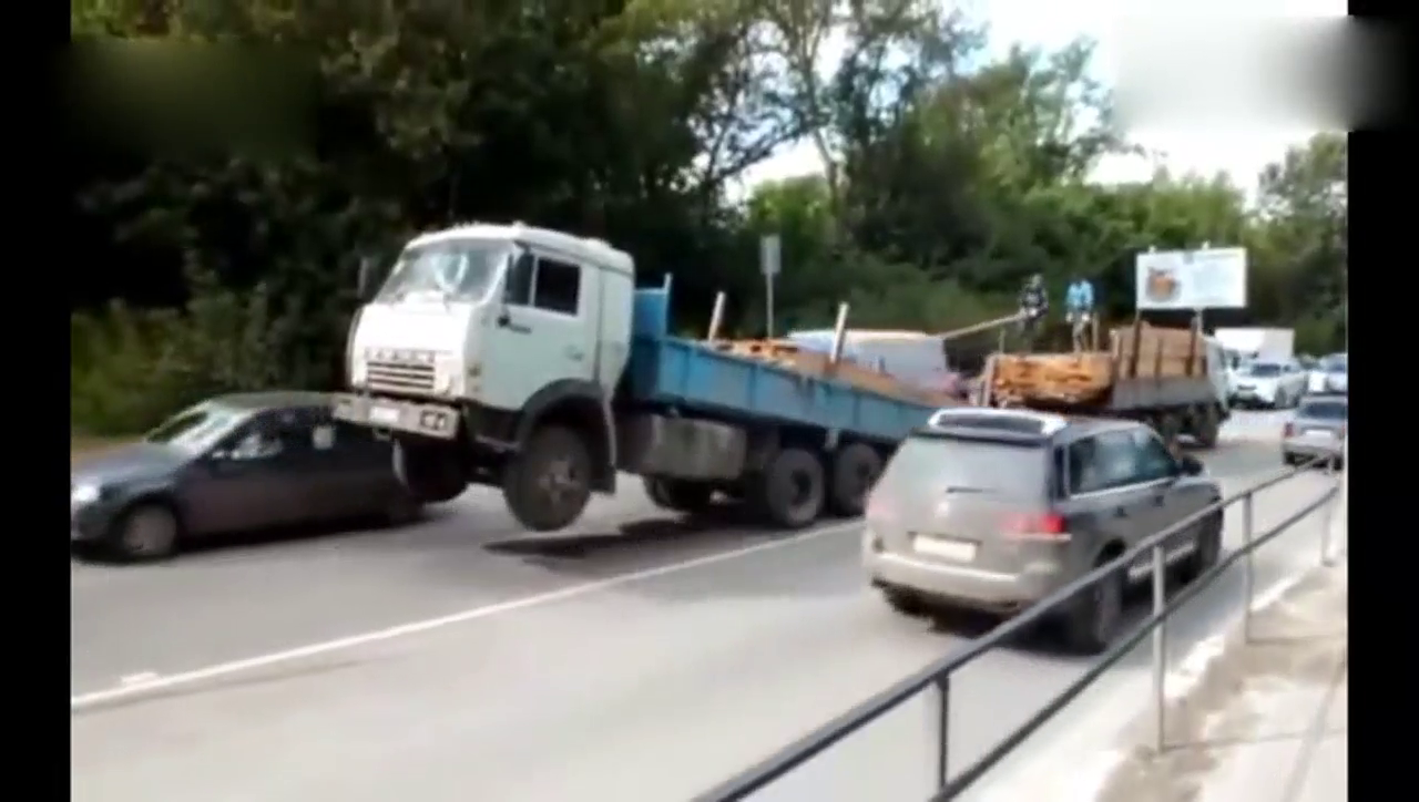 超载了卡车这下要悲剧了，中途还是要找帮手