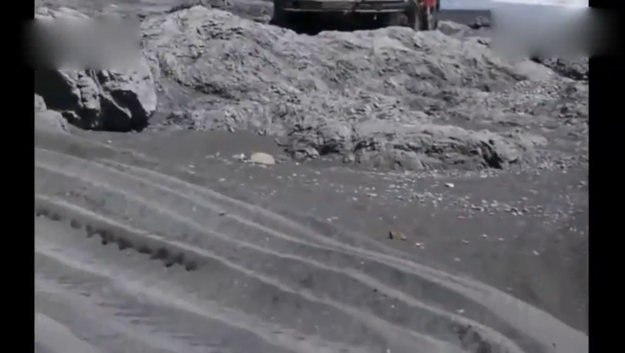 超载越野卡车石路陷车，不信邪强行过！