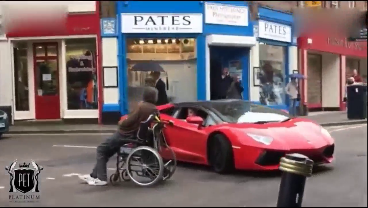 这跑车你也敢碰瓷，你是不知道兰博基尼有多么霸气