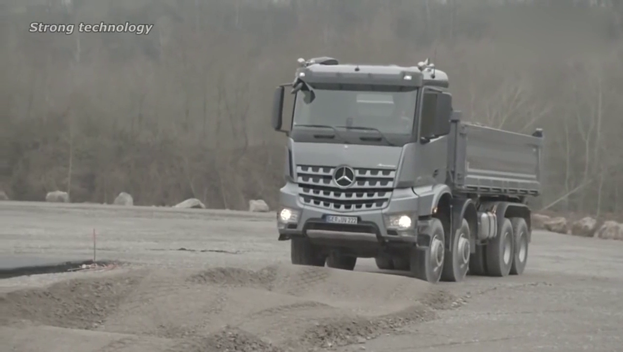 没想到奔驰卡车也这么厉害，悬挂行云流水，解放J6M能否一战？