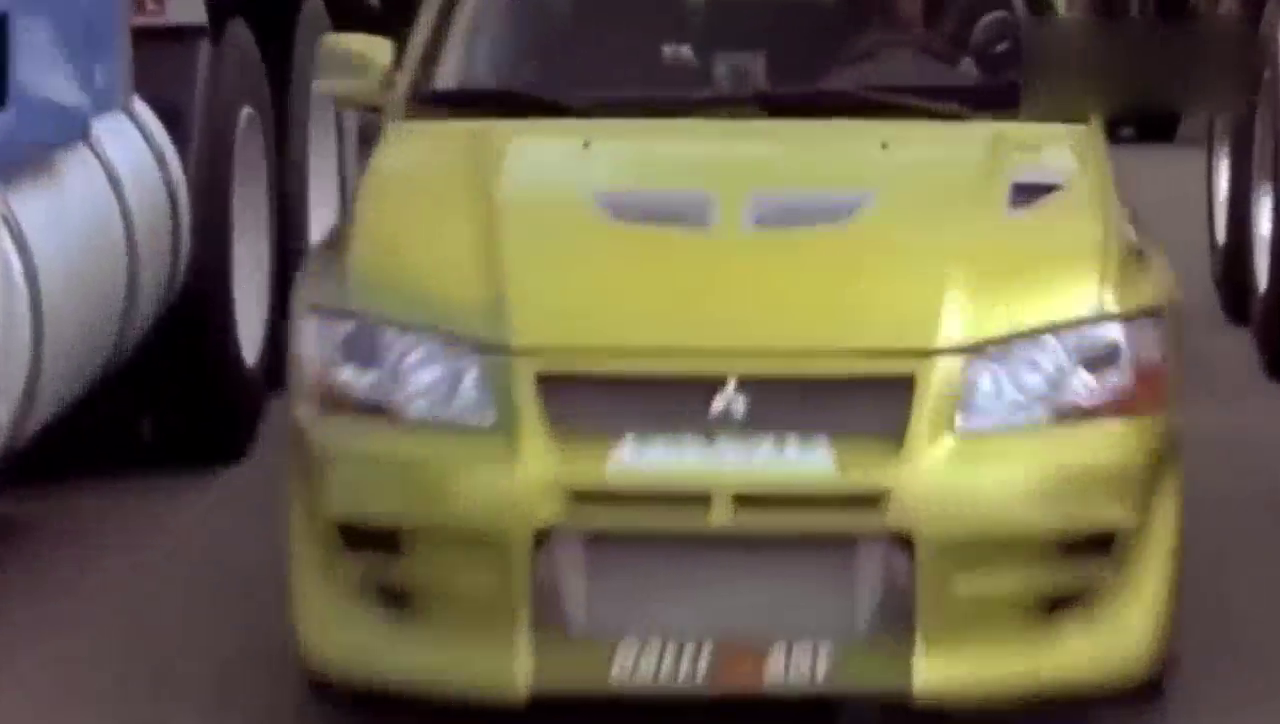 汽车高速撞卡车侧面有多恐怖？气囊根本没用！