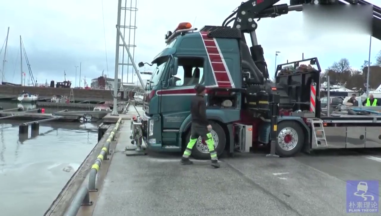 沃尔沃高端卡车底盘很低很帅气，自带折臂吊机运输小船