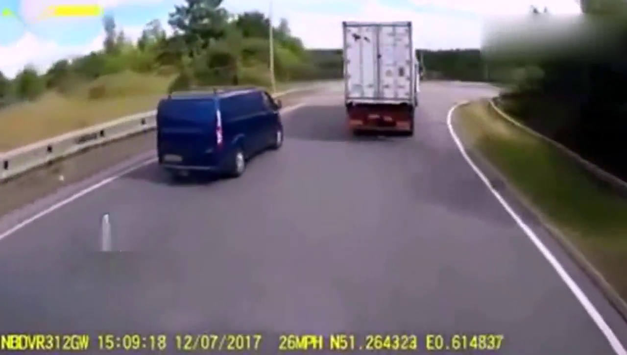 惨烈！轿车弯道超车 不料卡车侧翻被压成“铁饼”