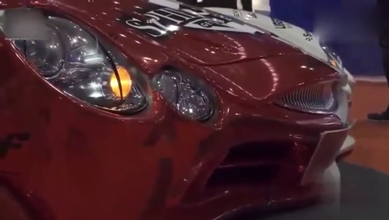 车展上的帅气跑车，大批车迷围观，拉风造型好似外星人座驾