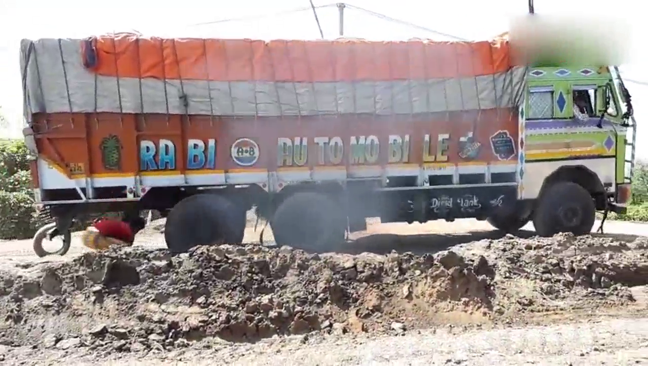 跳跃的卡车显示了它的攀爬能力