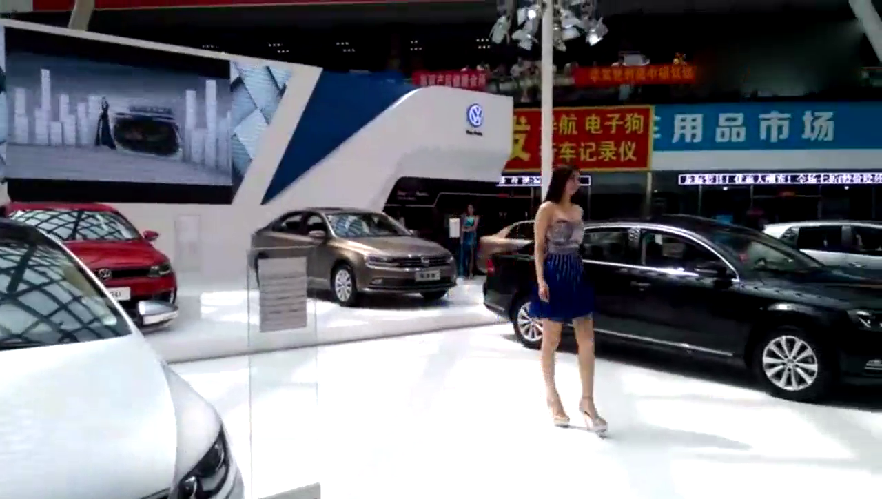 车展上的美丽混血儿模特，美爆了！