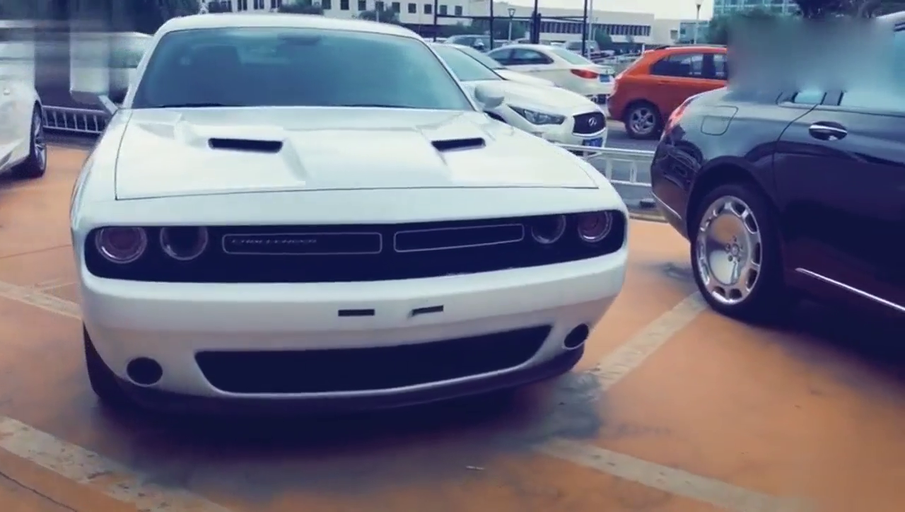 这款道奇挑战者跑车确实很霸气啊，你喜欢吗