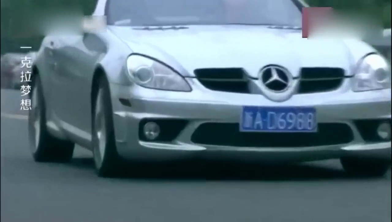 富二代开敞篷跑车，不想美女骑摩托从头顶飞过，衣服掉一脸