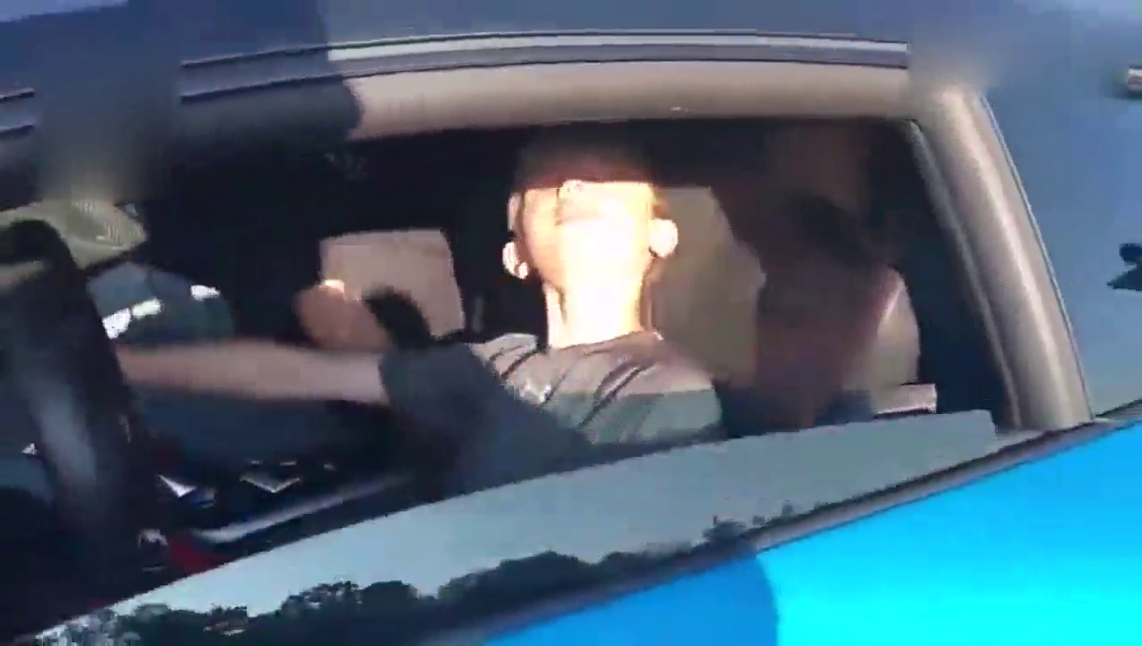 顶级跑车兰博基尼摇下车窗，看到司机的那一刻，我的心碎成了八瓣