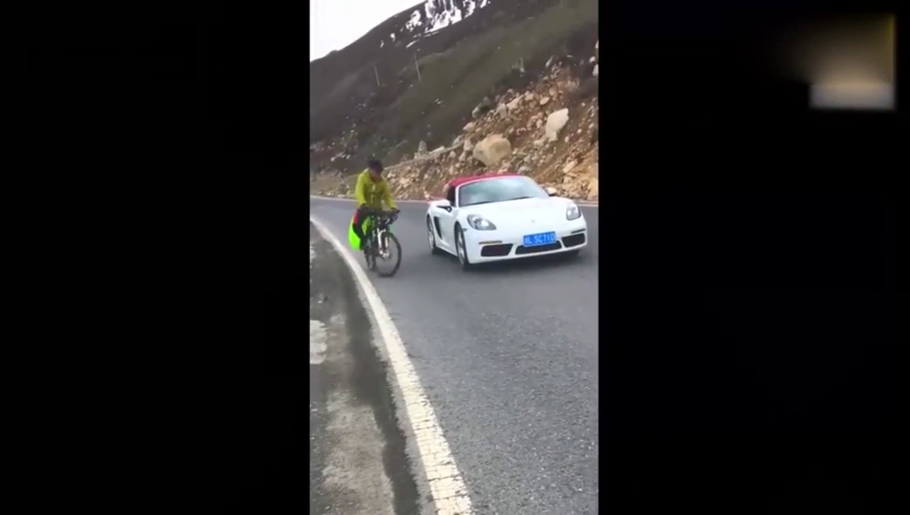 美女开跑车，停下被感动了！