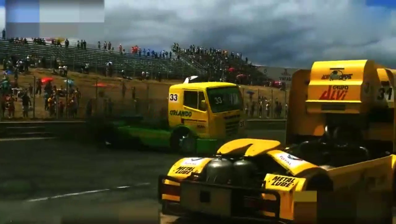 谁说只有汽车漂移最有魅力，看看大卡车的漂移，太霸气了！